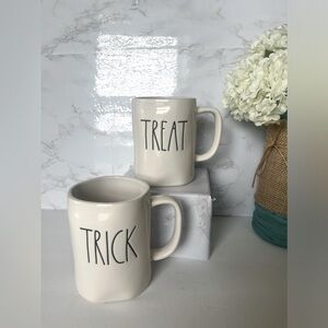 Set of 2 mugs RAE DUNN “TRICK” and “TREAT”coffee mugs EUC
